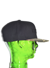 Load image into Gallery viewer, BLACK &amp; CAMO SNAPBACK
